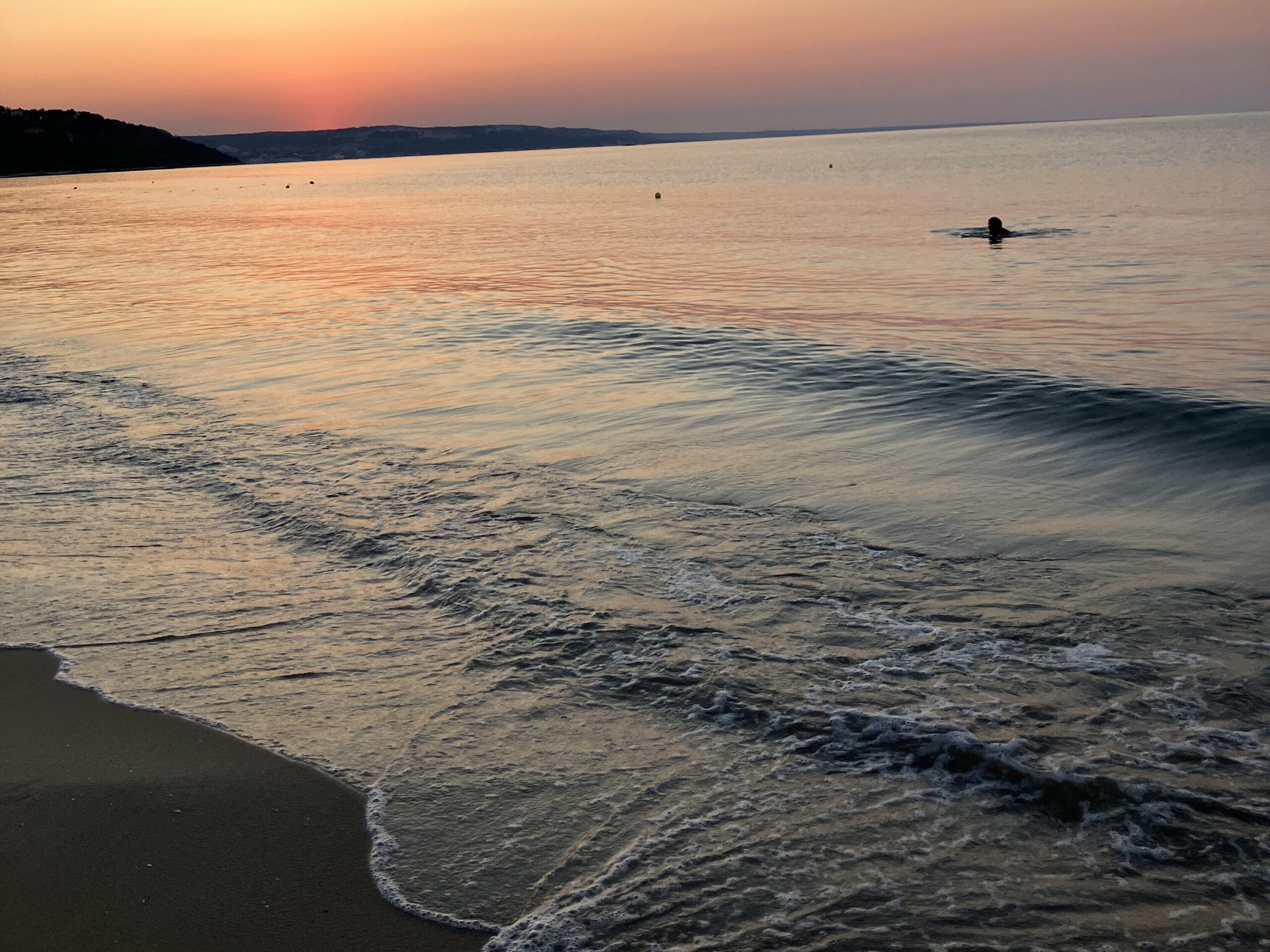 Záběr krásného sytě oranžovo-červeného východu slunce, museli jsme si na něj přivstat, ale stálo to za to.