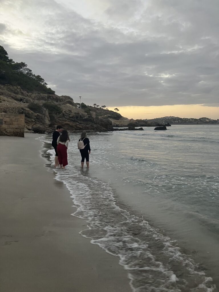 jsme tady! První návštěva moře ještě v oblečení, pozdravit zapadající slunce a "okoštovat" vodu aspoň nožkama. Na fotce jsou dvě účastnice a jedna z průvodkyň a celá fotka působí klidným dojmem a plná vděčnosti.