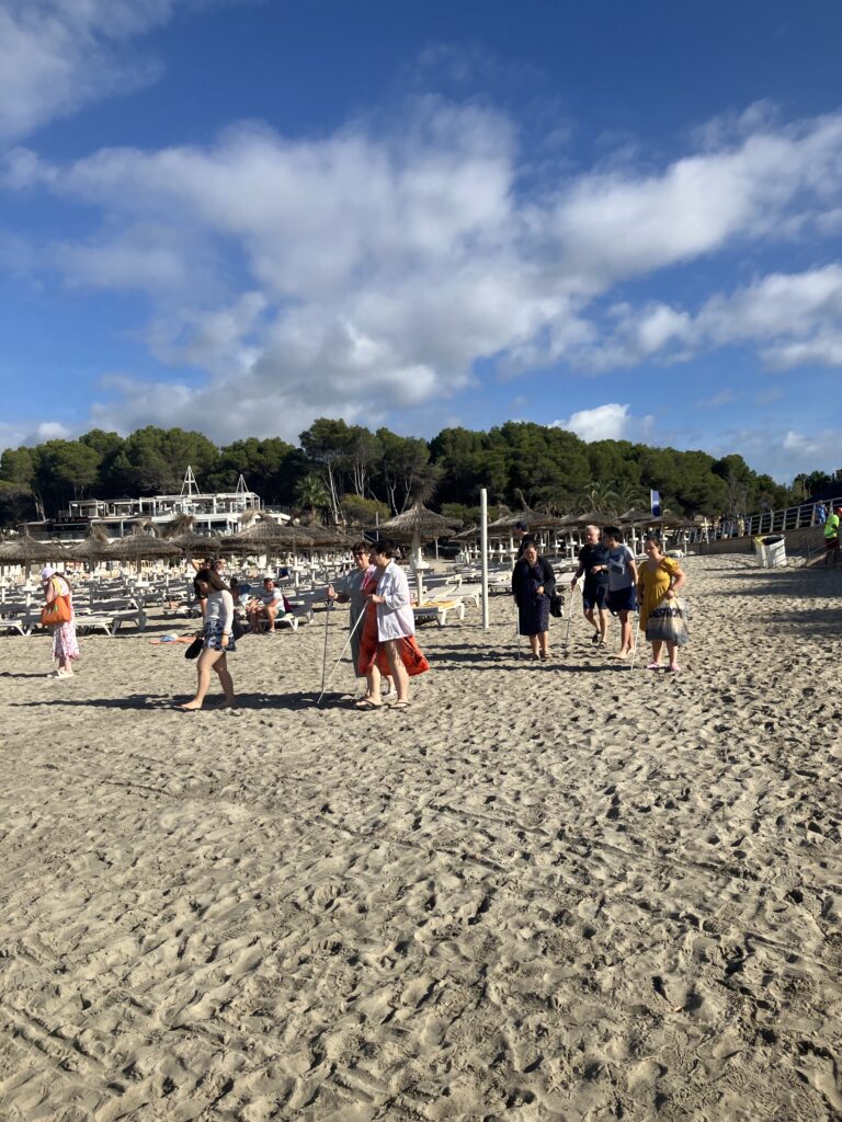 parta účastníků se vydala na pláž. Je tam záběr na všechny, jak se se svýma věcma přesouvají k vodě užívat si teplo, slunce a moře:)