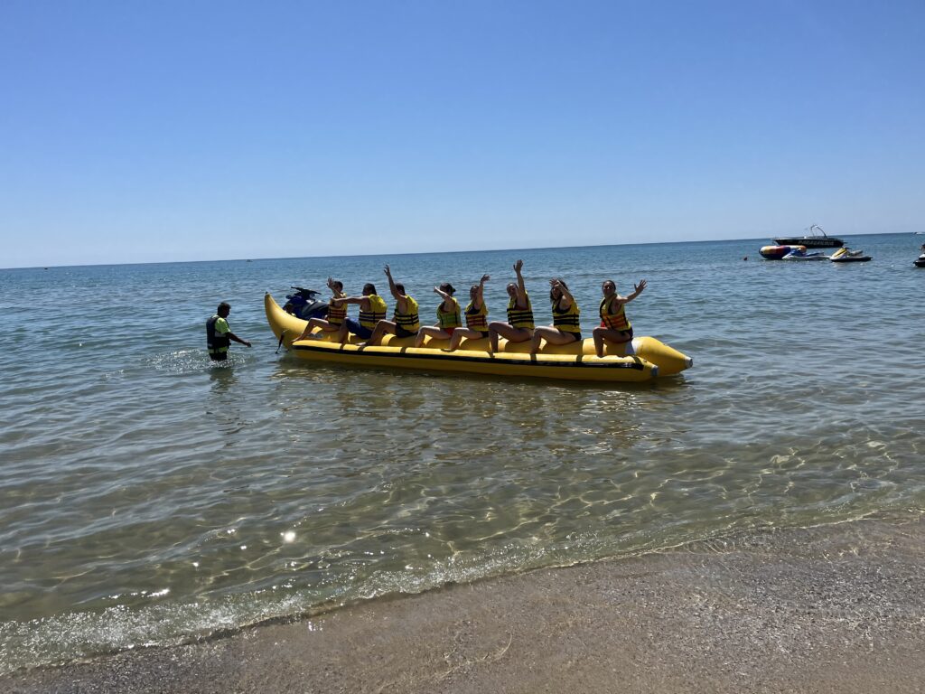 v Bulharsku jsme zažili také pořádné dobrodružství. Nechali jsme se svézt za motorovou lodí na banánu, bylo to bájo. Na fotce sedí průvodci a účastníci na banánu ještě u břehu před jízdou a mávají